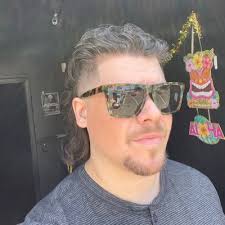 Lee Delapp's Instagram, Twitter & Facebook