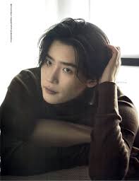 Mỹ nam Lee Jong Suk tái xuất với tóc dài lãng tử trên tạp chí Elle