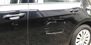 Balap mobil dan akrobat melayang melalui lalu lintas seperti jeep, suv, truk membuat. 5 Cara Unik Dan Kreatif Menyamarkan Goresan Di Mobil Otosia Com