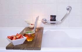 Put there your tablet, smartphone, reader, a book, a candle and a glass of wine to enjoy! Sofia Clara Diy Bath Tray