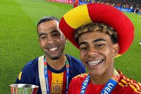 Lamin Jamal u vezi sa 12 godina starijom influenserkom?