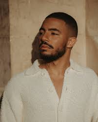 Plongés dans la lumière naturelle du soleil marseillais, nos candidats  rayonnent au palais Longchamp. Immortalisés par Noah Miranda. ☀️ 📸  noahmirandaphoto 💄 charlenefaviermakeup #frenchmodel #modellife  #castingpodium #shooting #model #malemodel