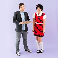 The male guests are excited for the beautiful shanna to make an appearance, but most of them are turned off by her peculiar behavior. 6 Ways To Dress Like Kristen Wiig S Best Snl Characters For Halloween Brit Co