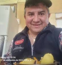 Disfrutando una rica empanada y sabrosa cazuela con los amigos