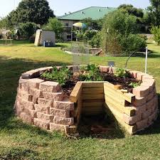 With the help of chicken wire, make a tube that will serve as the compost bin. Keyhole Garden Design Raised Bed Gardening Ideas