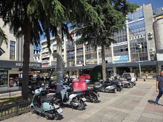 Samsun Cumhuriyet Meydanı'na park eden araçlara ceza İhlas Haber Ajansı