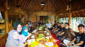 Makan lesehan di saung hingga pemandangan sawah yang menyejukkan tren warung kampung. 10 Restoran Terbaik Di Cikarang Tripadvisor