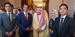 Putra bungsu jokowi, kaesang pangarep, baru saja meresmikan outlet pertama bisnis terbarunya yang bernama ternakopi. Nama Gibran Kaesang Di Bursa Kepala Daerah Dan Restu Dari Jokowi Halaman All Kompas Com