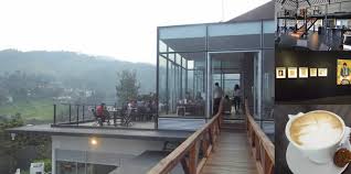 Berkunjung ke café lawang wangi bersama teman ataupun keluarga, anda bisa menikmati waktu santai yang berkesan saat diabadikan. Cafe Dan Galeri Seni Lawangwangi Menikmati Bandung Dari Ketinggian Kawasan Dago