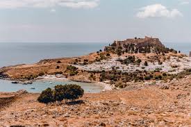 Die griechische insel rhodos ist nicht nur für einen badeurlaub perfekt, sondern auch für kulturinteressierte und aktivurlauber, da es hier zahlreiche besondere orte und sehenswürdigkeiten zu entdecken gibt. Rhodos Seine Schonsten Sehenswurdigkeiten Und Strande