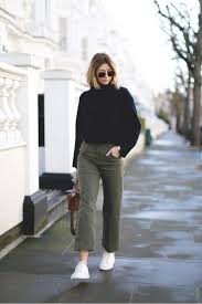 Un petit rose peut également très bien se porter. Que Porter Avec Un Pantalon Kaki 8 Idees De Looks Taaora Blog Mode Tendances Looks