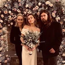 Tumblr is a place to express yourself, discover yourself, and bond over the stuff you love. O Que Acharam Da Mileycryus De Noiva Eu Achei Linda E Simples Afinal Ser Basica E Chic A Miley Cyrus Wedding Miley Cyrus Married Liam Hemsworth And Miley