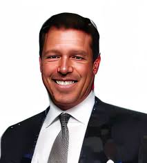 スーツとネクタイを着て、白いシャツとネクタイを締めた笑顔の男性