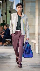 A viral instagram account celebrates the midtown uniform for professional young men: Patagonia Vest Finance Bro Financeviewer