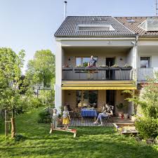 Im Garten Plante Die Familie Viele Spielecken Fur Die Beiden Kinder Ein Auf Der Terrasse Sitzt Man Geschutzt Reihenhaus Haus Bauen Ein Haus Bauen