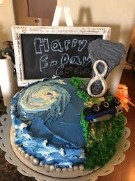 Le basi possono essere le più diverse, semplici o elaborate. Tsunami Hurricane Tornado Birthday Cake Cake Birthday Birthdays