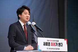 이준석 국민의힘 당대표 후보가 당권 경쟁자인 나경원 후보가 제기한 이준석의 '윤석열 배제론'을 국민의힘 당대표 선거에서 이준석 후보의 지지율이 41.3%로 또 한 번 1위를 기록했다는 여론조사. Oudbwuuidkewtm