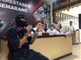 RRI.co.id - Kecanduan Film Porno, Paman Tega Cabuli Keponakan