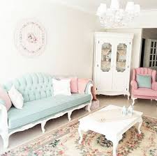 Duygu Hanimin Emegi Ve Zevkini Kattigi Zarif Ve Tatli Evi Ev Gezmesi Oturma Odasi Fikirleri Oturma Odasi Takimlari Yatak Odasi Ic Mekan