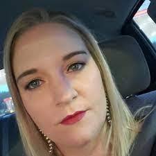 Elyse Hook's Instagram, Twitter & Facebook