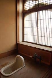 いろはにほへと 大正時代のトイレ 書院窓の付いた 非常に明るい開放的なトイレです 前方に窓があると 横にあるよりも開放的に感じる気がします 床板も一枚板です 水洗のハンドルレバー の部分は陶器で出来ており なんだか高級感があります すらっと書きました