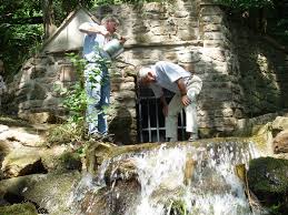 Nach durchquerung des mittelalterlichen bad münstereifel geht es vorbei an zahlreichen burgen, schlössern und wassermühlen.zu den prachtbauwerken zählt das über. Nettersheim Erftquelle
