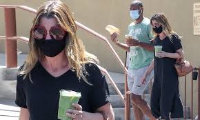 Pompeo made her major studio screen debut in brad silberling's moonlight mile (2002), starring alongside susan sarandon, dustin hoffman and jake. Ellen Pompeo Rocks A Black Dress As She Enjoys A Green Smoothie While Out With A Friend Daily Mail Online