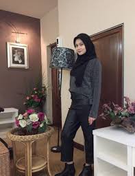 Anak sulung kepada penyanyi lagenda negara, dato' jamal abdillah, manakala ibunya, noraina mohd yusof merupakan bekas isteri jamal daripada perkahwinan keduanya. Peminat Puji Isteri Datuk Jamal Abdillah Tetap Cantik Menawan Lepas Bersalin Nona