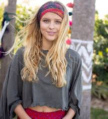 Everyone Loves The Boho Bandeau And All The Different Ways To Wear It Boho Bandeau Boho Headbands Hairstyles Bandeau Outfit