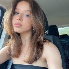 Ella Swanson's Instagram, Twitter & Facebook