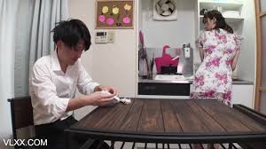 đến nhà chơi, nam sinh bị mẹ của bạn gạ tình - Sex Hay - SexTop1.page