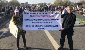 Para ele, o gás não causa o efeito estufa. London Protests Piers Corbyn Labels Climate Change A Hoax And Slams Xr Protestors Uk News Express Co Uk