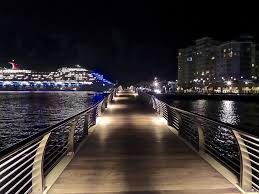 Y las muchachas casaderas comen un huevo con mucha sal, cuando van a acostarse, para que alguien venga a. Buenas Noches A Todos Bahia Urbana De Noche En El Viejo San Juan Puerto Rico Usa Beautiful Islands Puerto Rico Art