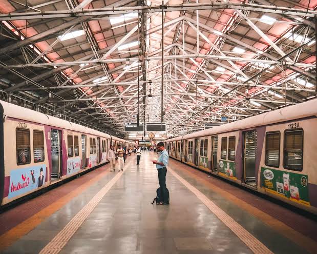 Mumbai Transit & Dabbawalas