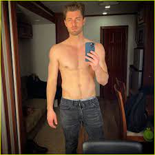 The Republic of Sarah's Luke Mitchell Posts Hot Shirtless Selfie to 'Warn'  Fans About New Episode: Photo 4598922 | Luke Mitchell, Shirtless Photos |  Just Jared: Entertainment News