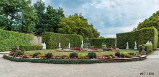 Viele englische städte, gartenvereine, privatleute und auch das englische königshaus stifteten gehölze und pflanzen, ein teil stammte sogar aus den gärten des windsor castle. Wunderschoner Englischer Garten Mit Grunen Pflanzen Und Blumen Foto Vorratig Crushpixel
