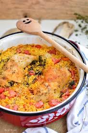 6.turnați un pahar de apă peste ingredientele din tavă. Pilaf De Bulgur Cu Pulpe De Pui RoÈ™ii È™i Cimbru Bucate Aromate