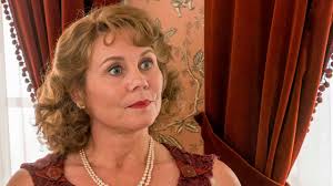 Fangede du den royale detalje i 'Badehotellet'? Fru Madsen med  dronningesmykker