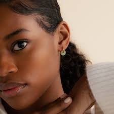 Brincos de argola de jade da CaitlynMinimalist • Brincos Huggie de jade  verde • Brincos de argola de ouro • Presente para melhor amiga • Presente  de aniversário • ER332