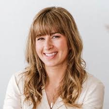 Elisabeth Carroll's Instagram, Twitter & Facebook