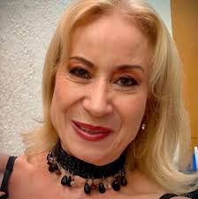 CARIÑOS” Cariños hay en el mudo y ninguno se compara al de un amor de  pareja donde se deja el padre y la madre por seguir sus pasos a donde vaya.  Se