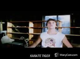 Regarder les derniers meilleurs films en streaming vf hd streaming gratuits films streaming sans limite films streaming sans inscription films en avril 2020, un couple au bord de la rupture doit faire face au confinement britannique. Karate Tiger Film Complet En Francais Youtube