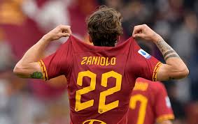 Non arriverà oggi, infatti, la tanto sospirata firma del brasiliano. La Roma Prenda Le Distanze Da Quel Bella Ciao Cantato Da Zaniolo E Mancini