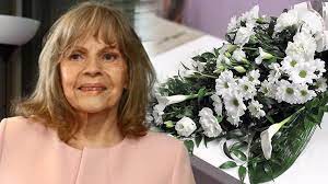 Milovník třpytek a žluté by v úterý 29. Eva Pilarova 80 Se Docka Dustojneho Rozlouceni Chysta Se Druhe Posledni Sbohem Extra Cz