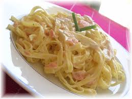 Tagliatelles Au Saumon Fume Sauce Ail Et Fines Herbes Recette Pate Au Saumon Tagliatelle Au Saumon Fume Pates Au Saumon