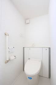 白い内装と収納付トイレですっきりひろびろとした空間に 収納 トイレ インテリア シンプル