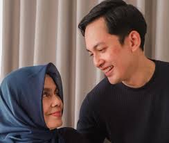 Mama Meninggal, 9 Momen Haru Kiki Farrel dan Mama Dahlia