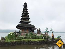 This iconic temple appears to be floating on the western shore of lake bratan. Pura Ulun Danu Bratan Beeindruckender Wassertempel In Balis Bergen