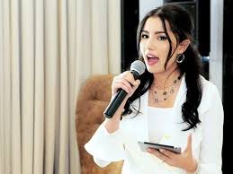 Amelia thripura henderson was born in klang, selangor, malaysia and is the daughter of a malaysian indian dentist mother, jaya rudralingam and a scottish architect father, graham l henderson wed a member of the kedah royal family, tunku dato' harrunnarasheed putra tunku annuar in 2015. Amelia Thripura Henderson Alchetron The Free Social Encyclopedia