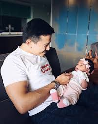 Respect sikit sama bahasa kebangsaan kite. Siapa Sangka 5 Selebriti Timang Cahaya Mata November Ini